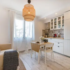 beautiful-apartment-stylish-village-house-center-cadaques.catalonia-hotels.com/